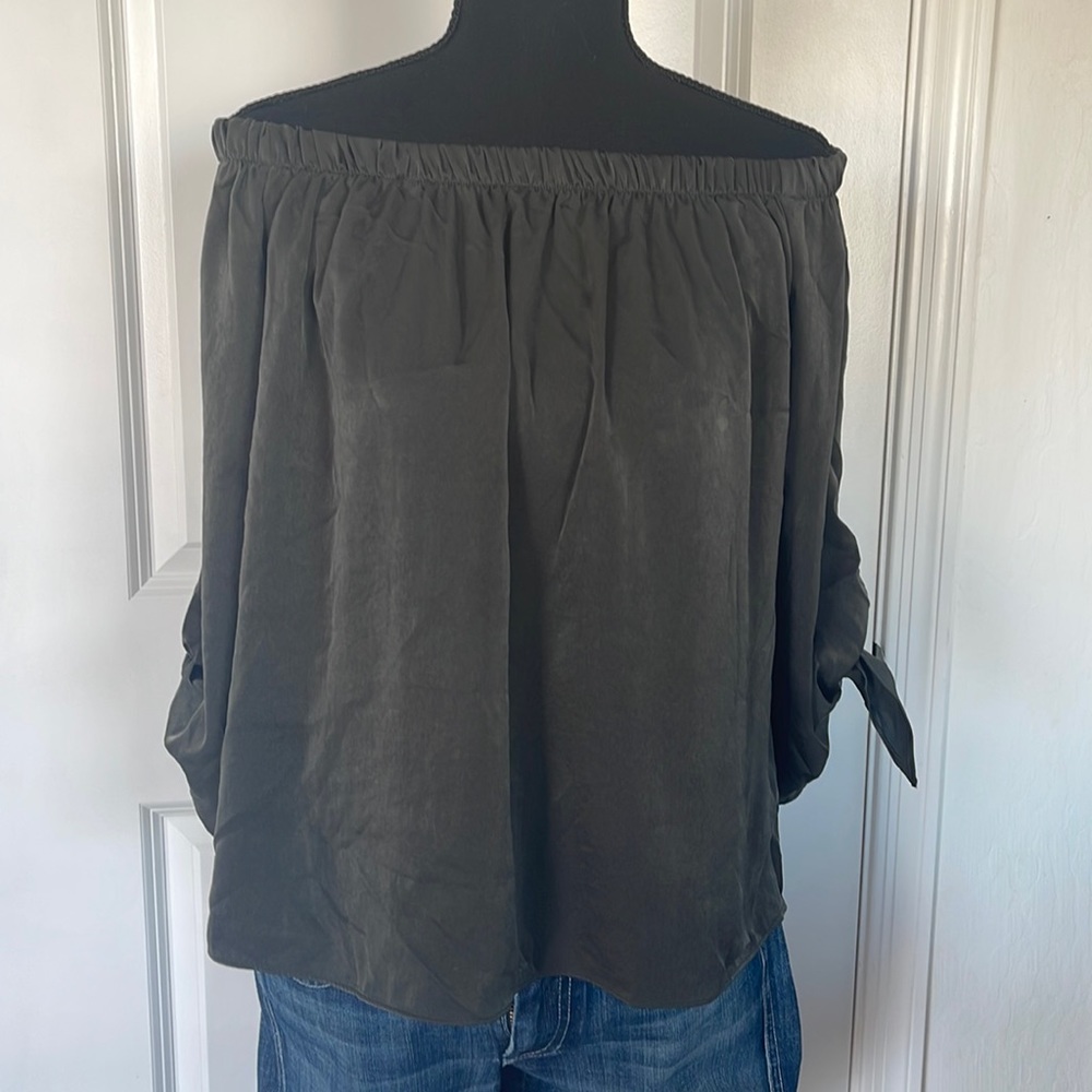 New Off-shoulder Soprano Blouse Small
